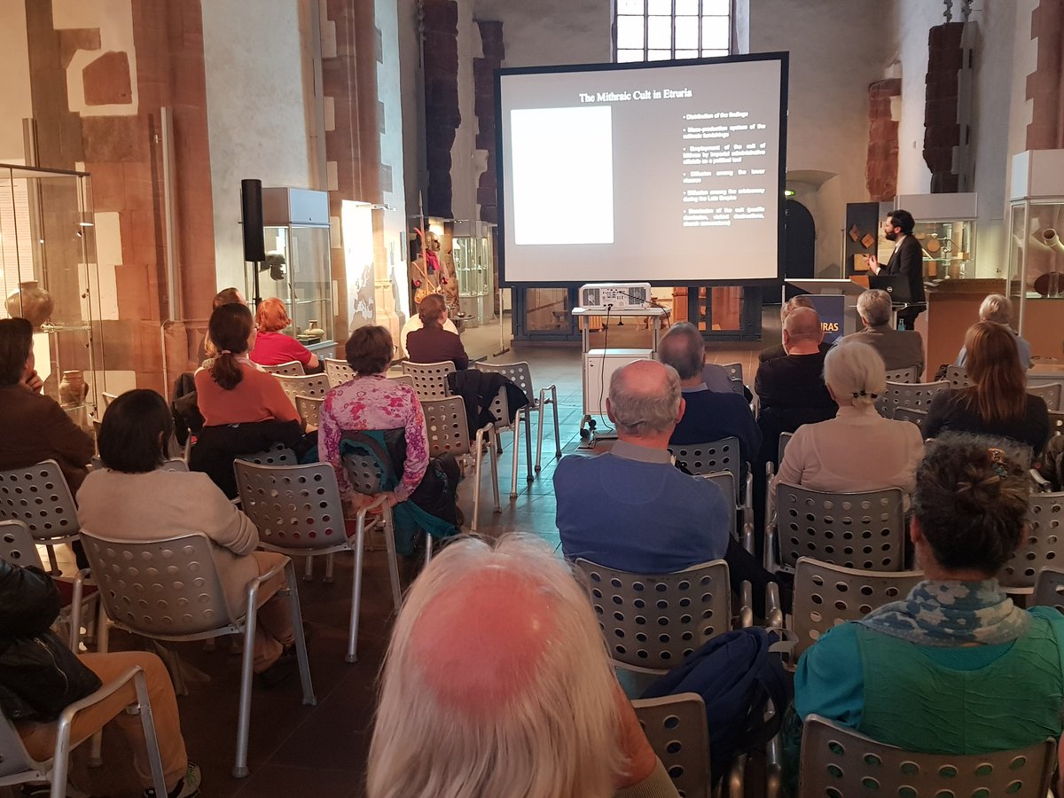 ItalyinFFM's tweet image. Stasera al @Archaeol_Museum Ffm il Dr Nicola Luciani (Univ. Udine) sta affascinando il pubblico🇩🇪 e 🇮🇹 sulle nuove scoperte, i contesti sociali e politici del culto mitraico ed i ritrovamenti nel parco arch.di Vulci @SoprArcheologia e in Etruria Regio VII #Mithras 
@ItalyinFFM