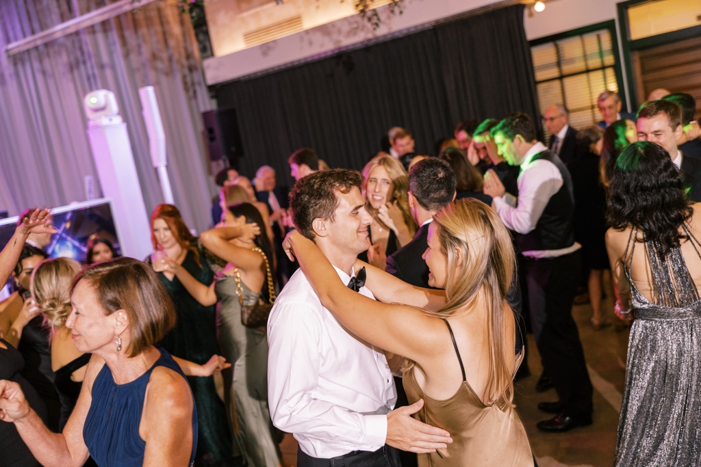 Grab someone and dance 💃
📸 @carrettostudio

#weddingreception
#partylife
#instadj
#djservices
#weddingdj