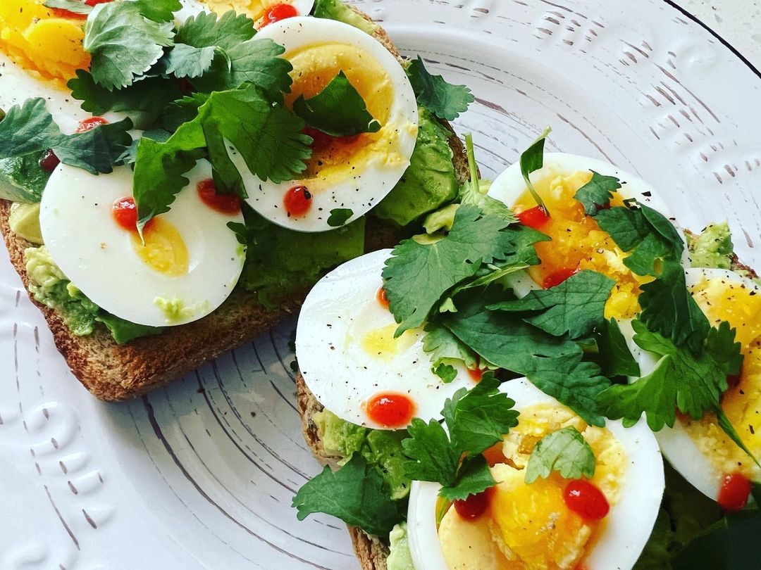 SchmidtOldTyme's tweet photo. A new spin 🌀 on an old favorite! Maureen topped her #647bread with fresh avocado 🥑, hard boiled eggs, sriracha, and cilantro for a protein packed pre-workout 💪 meal. Thanks for sharing, Maureen!
📷: fun_with_aunt_mo on IG https://t.co/tkEwD6VUWM