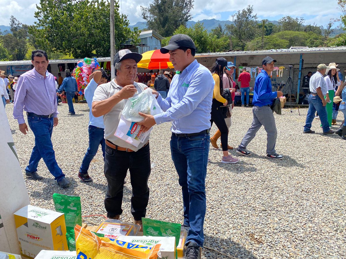 agrosad_ec's tweet photo. ▪ Presentes en la Feria Agrícola y Artesanal de Gonzánama - Provincia de #Loja, presentando todo nuestro cátalogo de productos con el equipo #Agrosad 🍃
#Labin #veterinaria #pastos #cercas #maix #fertilizantes https://t.co/eUba36n8dw
