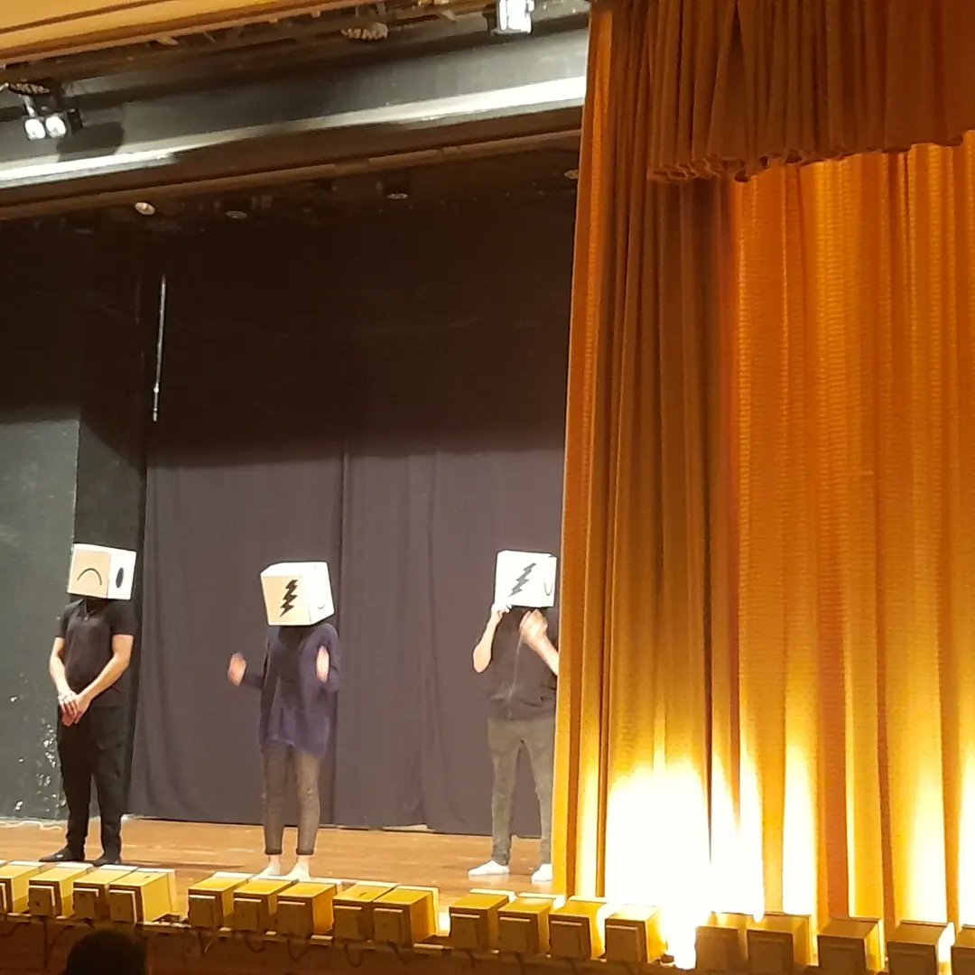 ENTRE LUCES Y SOMBRAS💪
Representació teatral dels i les joves del projecte NEU.
Amb aquesta escenificació han volgut representar les seves vivències des de que van marxar del seu país fins a arribar a Sant Boi.
#salesianssantjordi #salesianssantboi #25anysacompanyantcamins