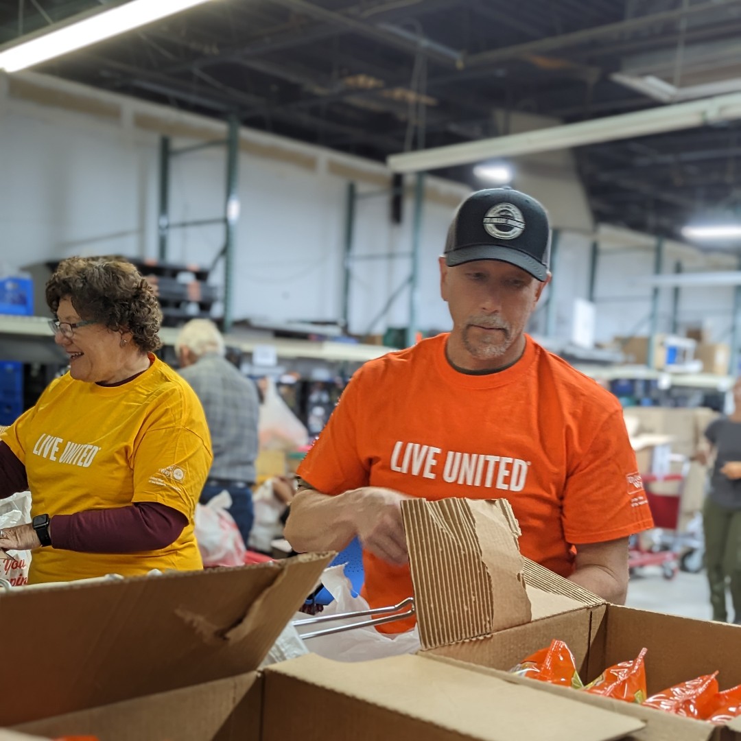 UWNCA's tweet image. Last week, @LEF4LCPS and United Way NCA volunteers packed 945 bags of #WeekendMeals to be distributed to 28 #LoudounCounty schools. Thank you to all the volunteers for your time and dedication to making a difference!

Volunteer with United Way NCA: bit.ly/3xVeOYr.