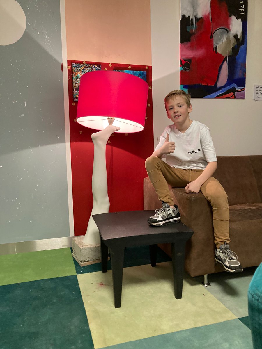 Hoi, leraren, wij  leren bij  WALHALLAb en leveren bij binnenkomst onze mobieltjes in. Dat was ff shit, maar het is wel relaxed. We bereiden nu een kasteelbouwworkshop voor kinderen voor, bouwde een bizar bureau en een LegLight.

Doei, Max, Leroy, Noëlle en Sam.

#Onderwijs