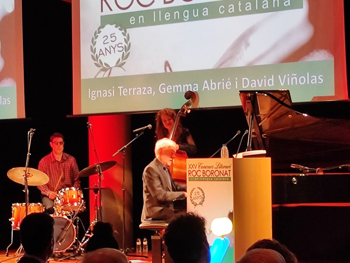 Actuació musical d’ #IgnasiTerraza, @gemmaabrie i @Dvinolas, piano, veu, contrabaix i que estrenen el tema ‘Roc Boronat’ en primícia mundial Terraza. #CulturaInclusiva #25RocBoronat