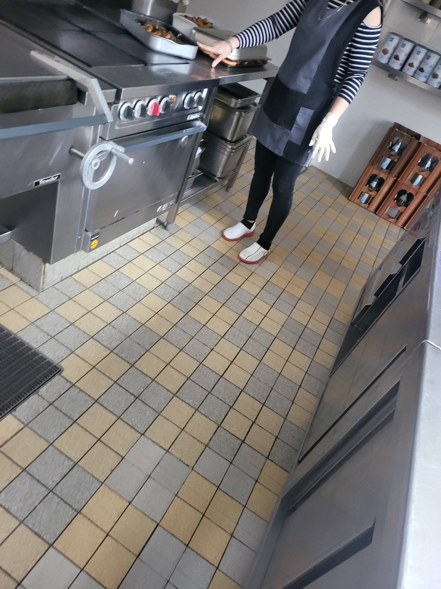 HesapEvli's tweet photo. Yine fıstığım geldi. Siyah dar pantolon. Omuzlarından başlar tüm vücudunu yalayın. Ben götünü isterim dilimle temizlerim  😋 https://t.co/TZJu6ZYtgW