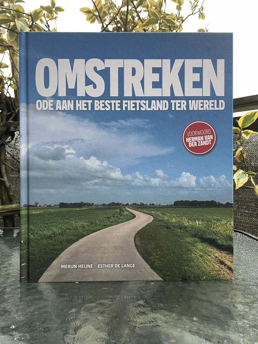 Wat een ongelofelijk mooi boek heb ik mezelf kado gedaan. Schitterende foto’s en leuke teksten.  
<a href="/Omstreken/">OMSTREKEN</a> is een must voor alle fietsliefhebbers. 🚲