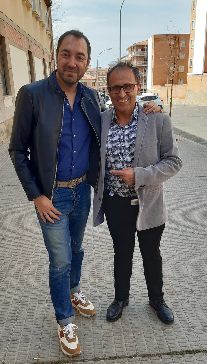 antoniosemura's tweet photo. Sorpresa literaria al salir de clase: Hoy a mediodía me he encontrado con el escritor @Nando_Lopez_ , que estaba compartiendo una tertulia en una terraza con alumnos-as de la Escuela de Arte, que han representado su obra #Malditos16. #zamoralee https://t.co/MzQmWciv2n