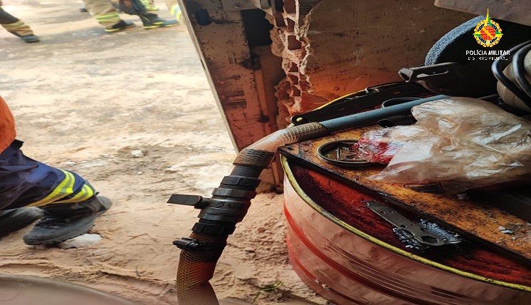 pmdfoficial's tweet image. #PMDF desarticula depósito #clandestino de combustível no SCIA. A equipe foi chamada pelo #CBMDF para prestar apoio em um possível vazamento de #combustível. Os #militares constaram que o local continha bombas com vazamento de óleo diesel, gerando risco de #explosão.