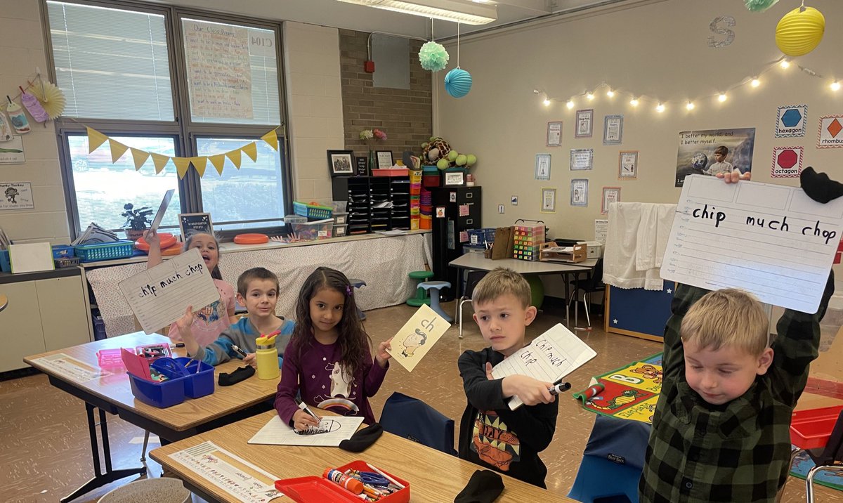 We were digraph detectives today! We worked in groups to find the digraphs hidden in words around the room!