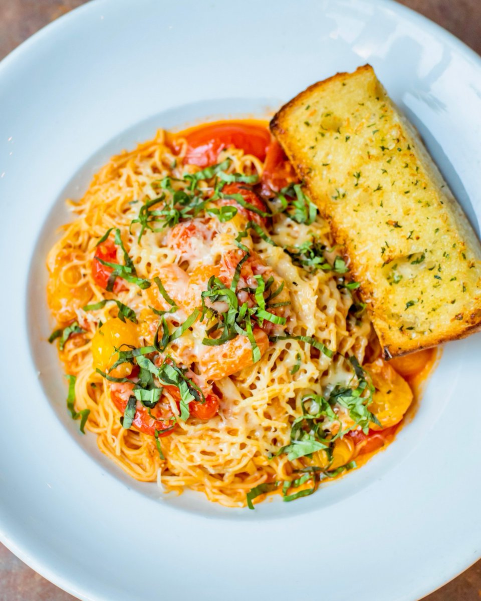 HandleDistrict's tweet photo. Sacramento favorite- The Capellini Pomodoro at Paesano’s. Heirloom tomatoes, basil, toasted garlic, extra virgin olive oil and parmesan. #MidtownSacramento #HandleDistrict
.
📷 via @paesanos_inc on Instagram https://t.co/Wc2IXBMQ45