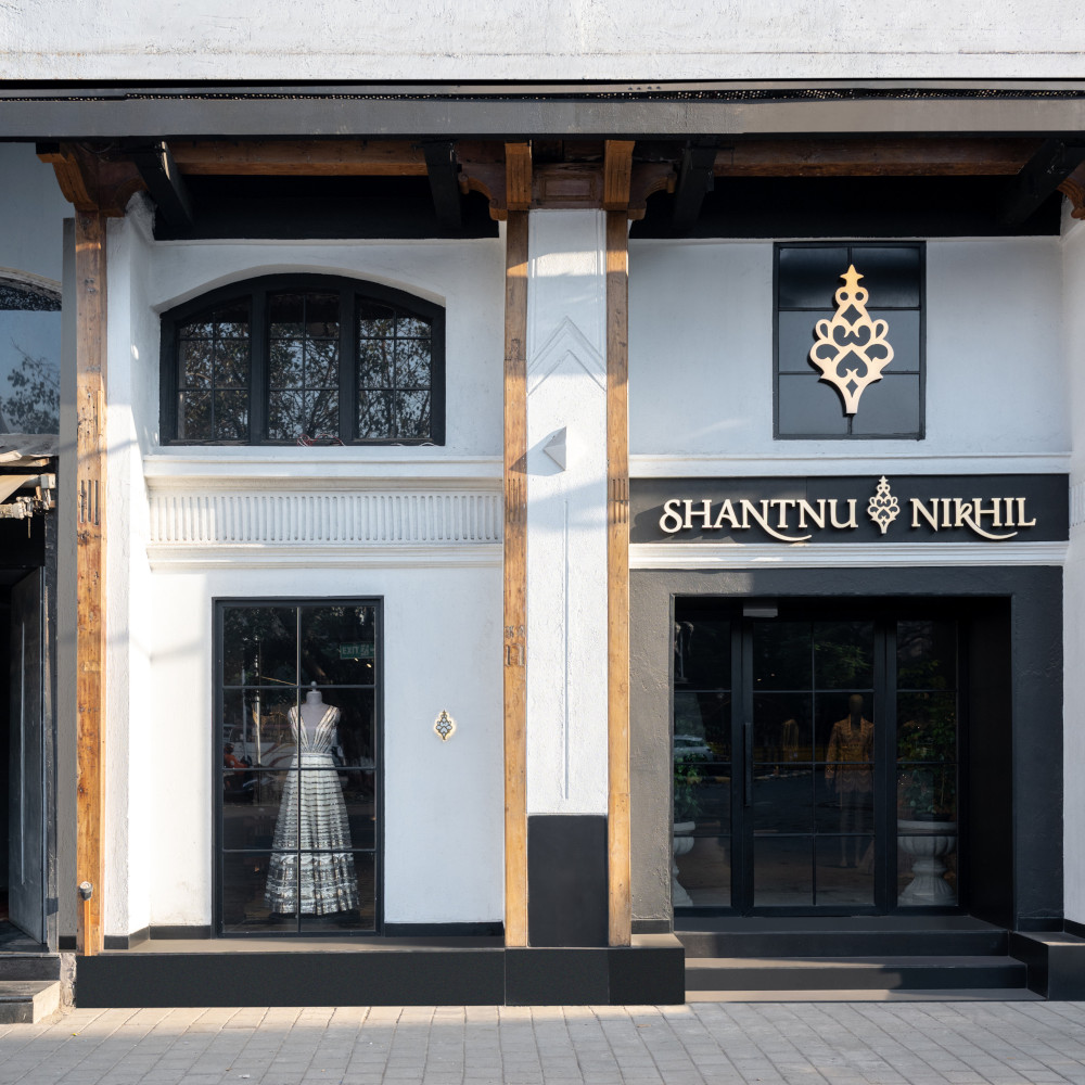 Indian couture brand, @ShantanuNikhil, transformed a heritage building in Kala Ghoda, Mumbai, for their 16th store. #indianfashion #indianbrand #storedesign luxuryfacts.com/index.php/sect…
