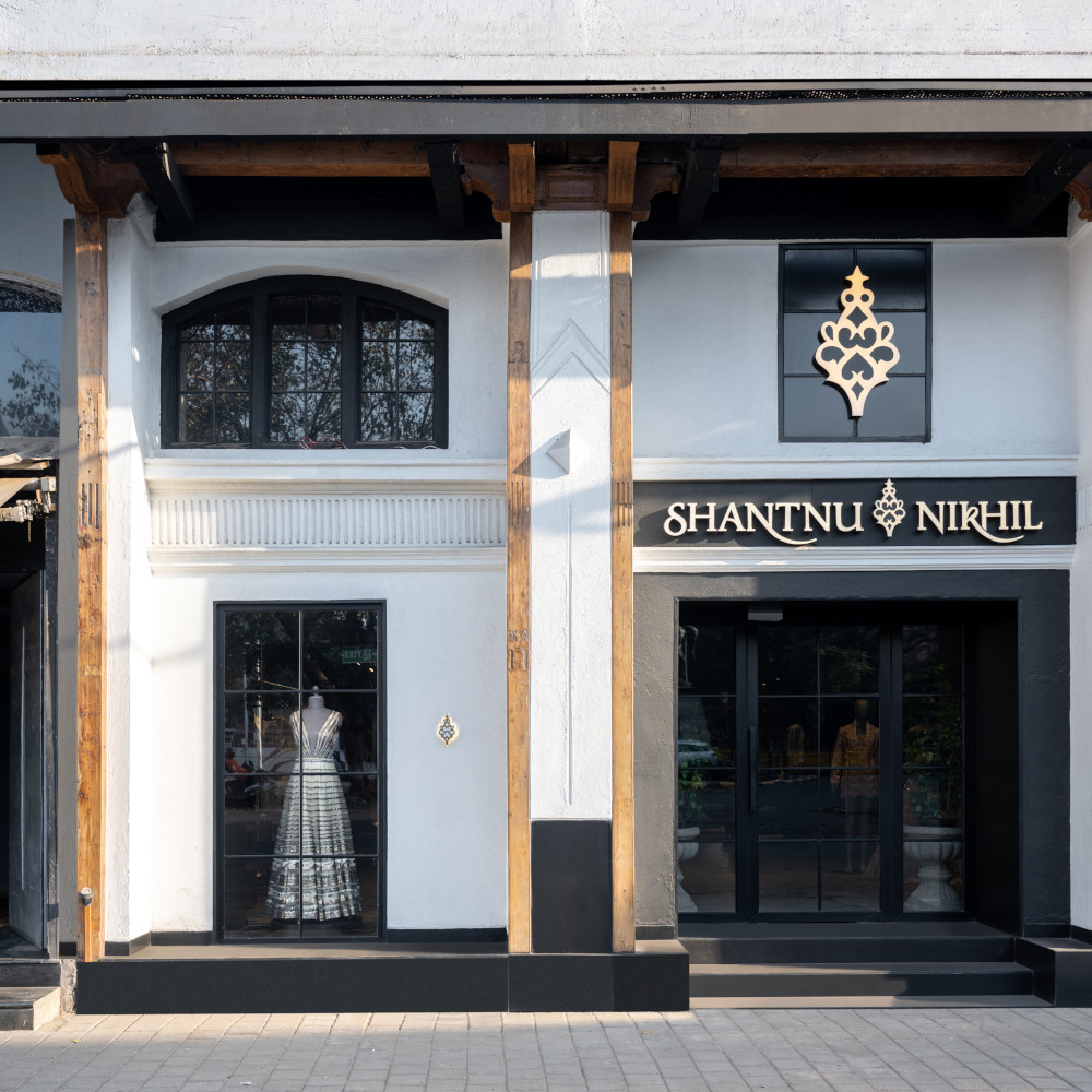 luxuryfacts's tweet image. Indian couture brand, @ShantanuNikhil, transformed a heritage building in Kala Ghoda, Mumbai, for their 16th store.
#indianfashion #indianbrand #storedesign
luxuryfacts.com/index.php/sect…
