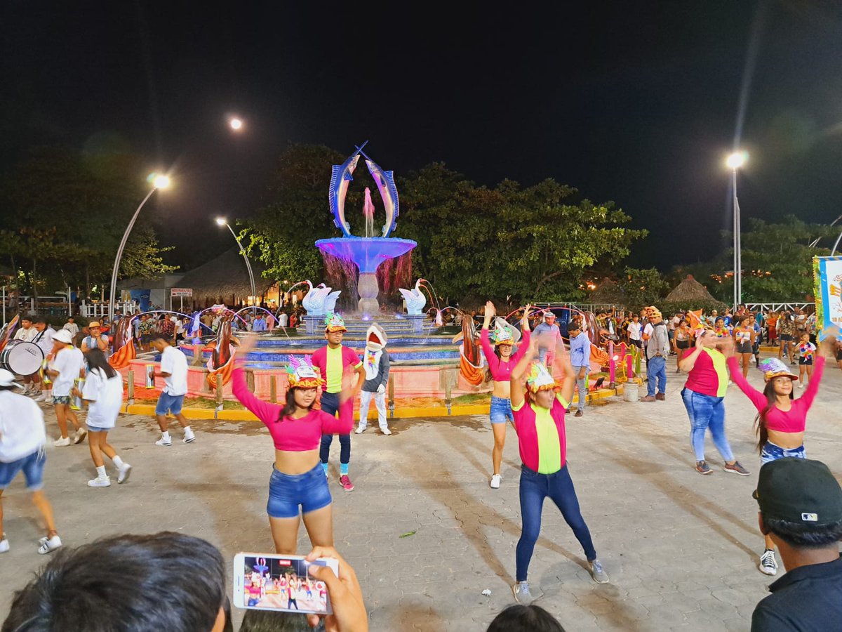 En #LeonRevolucion 🥳🎊🎉🪇se vive un ambiente  de alegría  💃🕺🤼☀️🌞en este 🥁 *#VeranoAmorAlegria* en el carnaval 🏖️🌴⛱️
Poneloya - Las Peñitas,🐬🐋🐬🪴 disfrutando en paz, seguridad y tranquilidad #UVDenisSilva