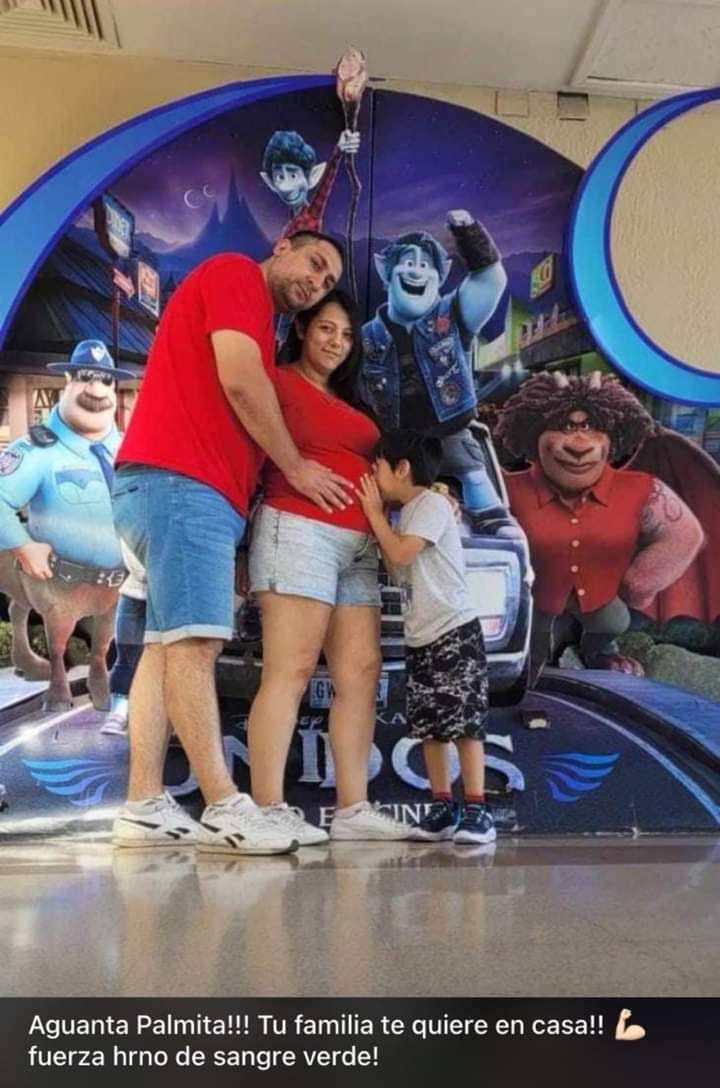 sylvanacarolina's tweet photo. @GabrielBoric TIENES LA MORAL Y LA CARA Y PONERLE LA CARA A ESTE PEQUEÑO Y SU MUJER DEL CARABINERO NO ALCANZO A DEFENDERSE Y LE LLAGAN 2 DISPAROS A MATAR A SU CABEZA QUIEN ES EL GATILLO FACIL COMUNISTA LOS CARABINEROS O LOS DELINCUENTES ERDS UN.POCO HOMBRE https://t.co/6fT7lt6NXh