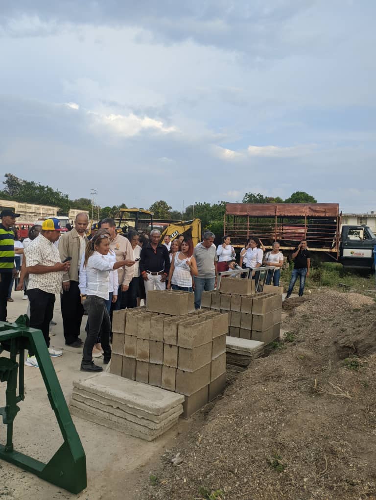 JohanagMora's tweet photo. #04Abril | Acto de Apertura de las Actividades Operativas del Instituto de Vivienda del Municipio #Torres IMVITOR Felicitaciones a ese Grandioso Equipo Liderado por el Alcalde @Javieroropeza que trabajan incansablemente por el progreso y bienestar en busca de soluciones reales. https://t.co/YYMinpf6Ug