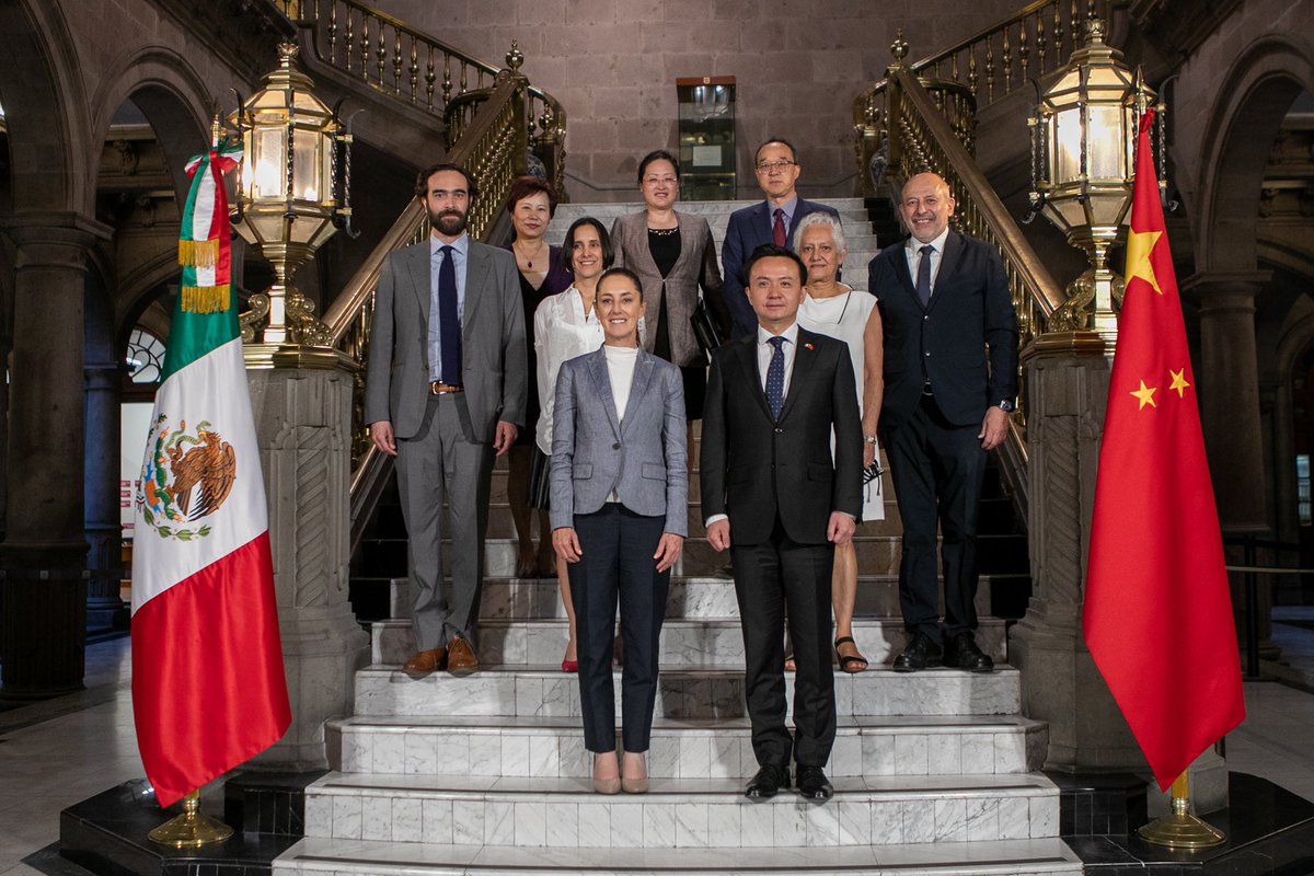 Claudiashein's tweet photo. Sostuvimos una cordial reunión con el embajador de China en México @EmbZhangRun, hablamos de los diferentes proyectos en los que hemos colaborado para mejorar la movilidad en la Ciudad como el Trolebús, Metrobús, RTP Y Metro. 

Lo invitamos a visitar las obras de #LaNuevaLinea1 https://t.co/QVarru4hFQ