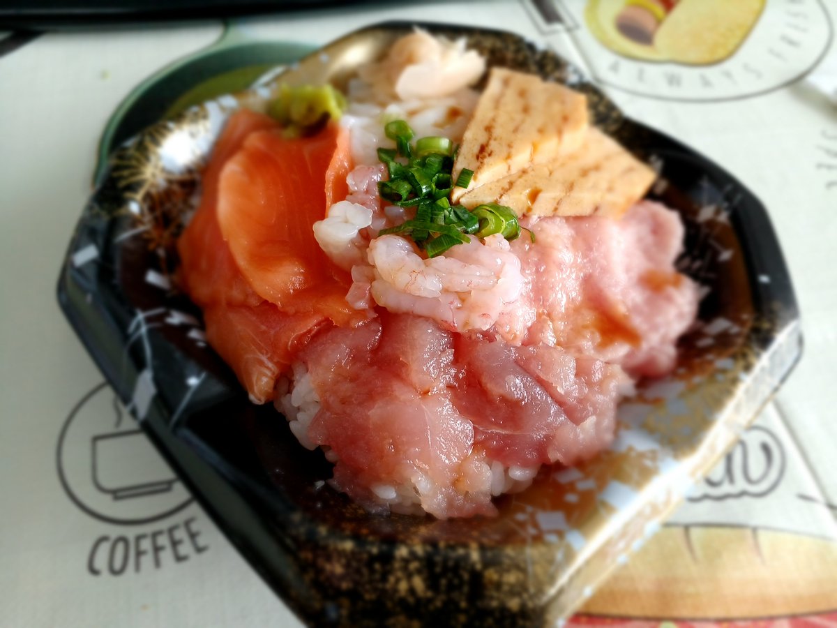 reikoaso's tweet photo. いつ振りかのTwitter✨

昨日の ＃お昼ご飯  ＃海鮮丼　
マックスバリューで発見！
具材６種類で398円✨
・サーモン
・えび
・マグロ
・ネギトロ
・イカ
・玉子焼き

蛋白質21.3ｇ　脂質6.4ｇ　炭水化物87.9ｇ　食塩相当量3.5　カロリー493kcal
＃カロリーSlism #函館 #グルメ ＃ランチ https://t.co/H1NSS8bvSO