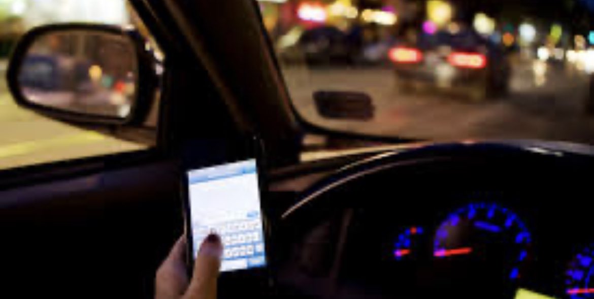 #VZET - At night the glow of your phone makes it easy to spot in your hand.  Pls move to hands free tech or better yet just wait to make the call.  Several drivers found out the hard way tonight and received a $615 ticket ^bm <a href="/TPSMyronDemkiw/">Chief Myron Demkiw</a> <a href="/TPSOperations/">Toronto Police Operations</a> <a href="/BausJacqueline/">Jacqueline Baus</a>