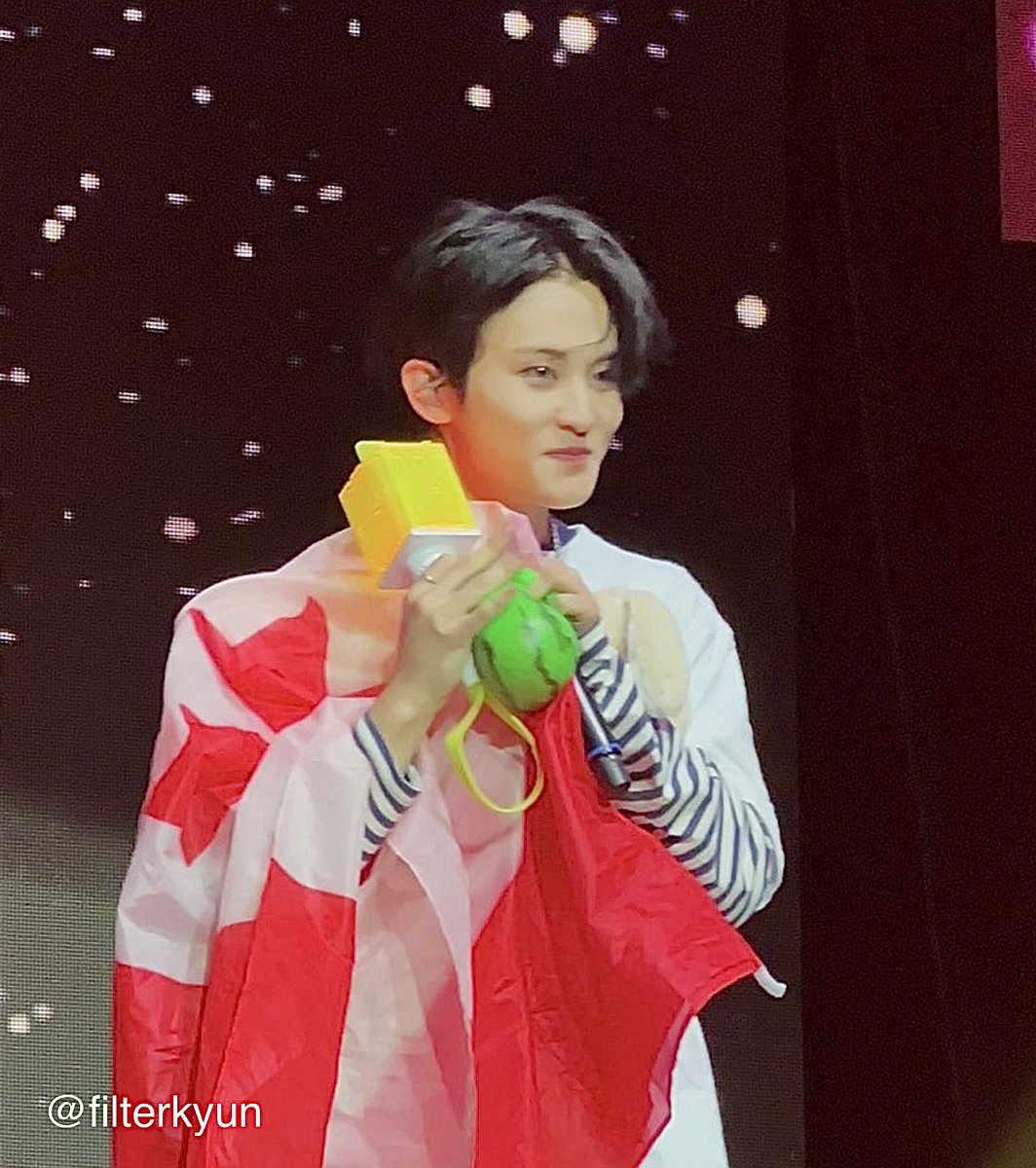 Ieemarkees's tweet photo. mark with the canadian flag :( https://t.co/pBOAQIp3jk