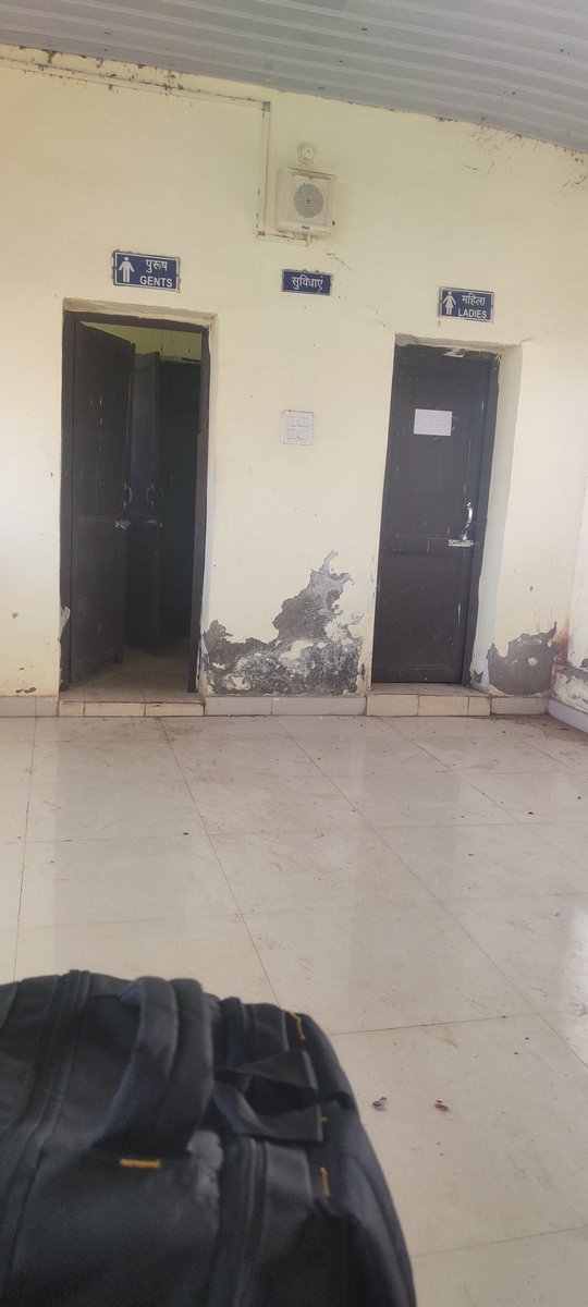 shivjimina's tweet photo. Condition of waiting room at platform no 2 of Hindaun City (HAN) railway station @RailwaySeva https://t.co/4Hic27r3y6