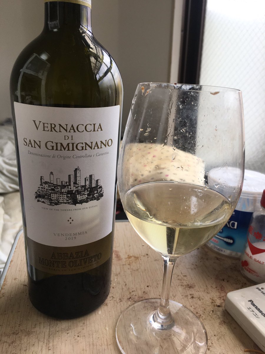 kame3_5's tweet image. #イタリア  #トスカーナ　で唯一の白の　#DOCG  #ヴェルナッチャ・ディ・サンジャミーノ
香りは、とても開いていて華やか。味わいは繊細でエレガント。
りんご、洋梨、カリン、白桃、など、多様な果実果実感が凝縮した複雑さを感じます。
13度くらいでワインと会話をしながら飲むと楽しめます(^^)