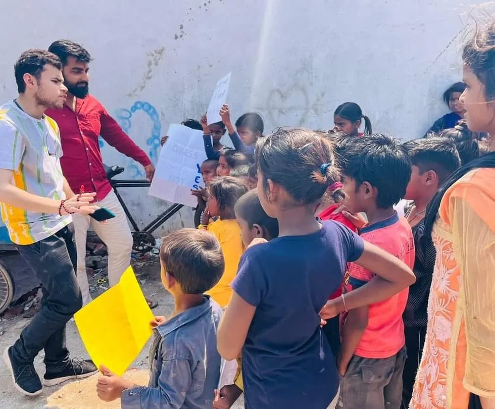 Ishtfoundation's tweet photo. #युवा_बदलाव_की_ओर।। 🙏❤
हमारा उद्देश्य इनको मात्र किताबी शिक्षा से रूबरू कराना नहीं है बल्कि बच्चियों के प्रति हो रहे #दुष्कर्मों के विषय पर इन्हें जागरूक करना भी है। इसी सकारात्मक सोच के साथ संस्था निरंतर जागरूकता फैलाने में कार्यरत है। https://t.co/rvyRKYDPFH
