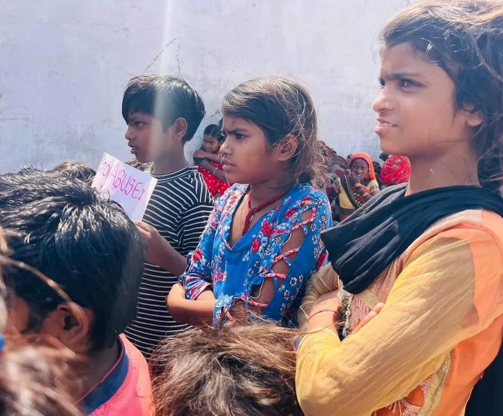 Ishtfoundation's tweet photo. #युवा_बदलाव_की_ओर।। 🙏❤
हमारा उद्देश्य इनको मात्र किताबी शिक्षा से रूबरू कराना नहीं है बल्कि बच्चियों के प्रति हो रहे #दुष्कर्मों के विषय पर इन्हें जागरूक करना भी है। इसी सकारात्मक सोच के साथ संस्था निरंतर जागरूकता फैलाने में कार्यरत है। https://t.co/rvyRKYDPFH