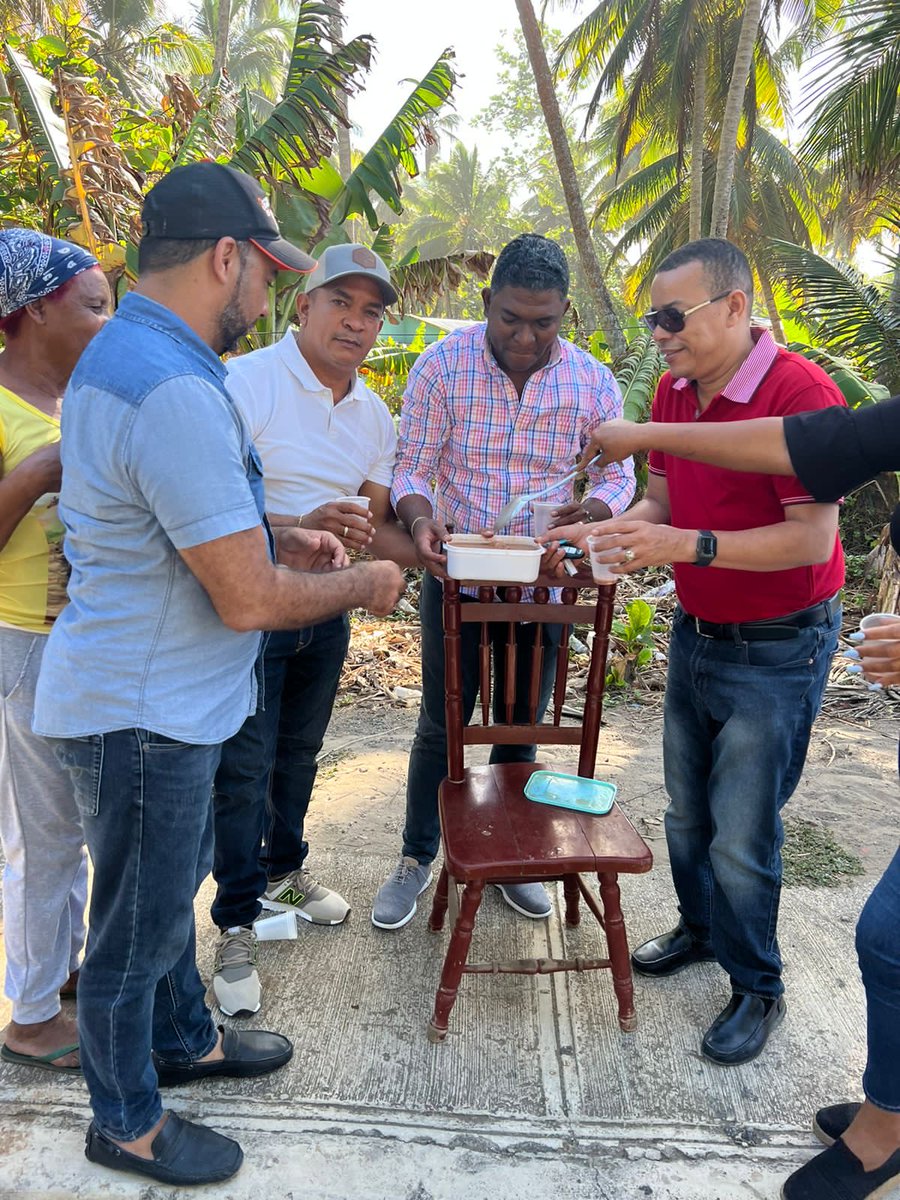 ArielMordan's tweet photo. Hoy acompáñanos a Julio César De la Cruz a compartir habichuelas con dulce en el Distrito Municipal Las Gordas. Gracias por el cariño que nos expresan. De paso confirmamos que en febrero ganará Julio César y en mayo ganará ⁦@AbelMartinezD⁩ ⁦⁦@SeferinoVasque4⁩ https://t.co/SYrV0KfJ2O