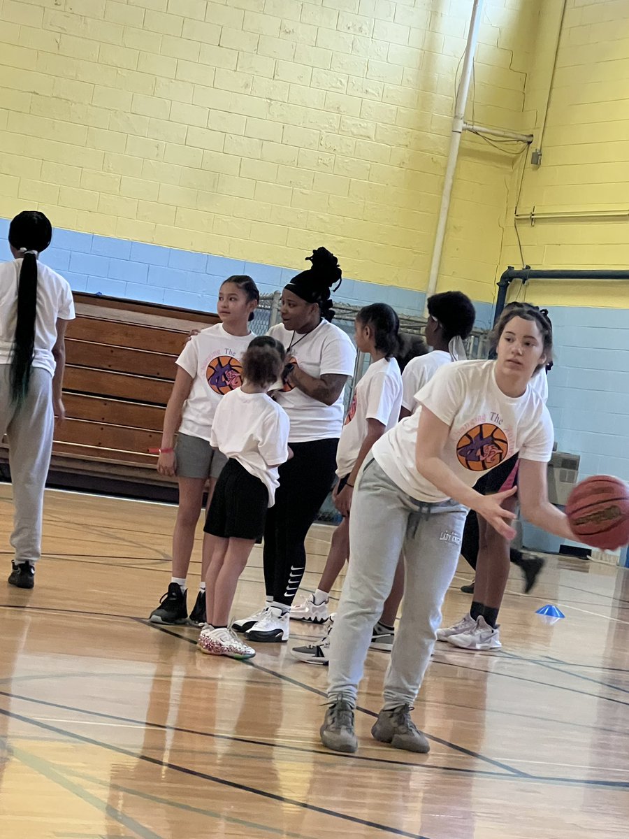 CoachKeesha04's tweet photo. I really held my own basketball camp last month. Like it still seems surreal to me, I really got it out the mud and to be able to hold a basketball camp in my city is still mind blowing to me. Man that orange basketball brought a lot of great things to my life no cap🙏🏽🤞🏽 https://t.co/21NdotMz60