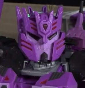 aries0083's tweet photo. I like the boxy head of the Nemesis, but I hate the mouf!!! #Transformers #TitanClass #TransformersLegacy https://t.co/9x31lP6tRS