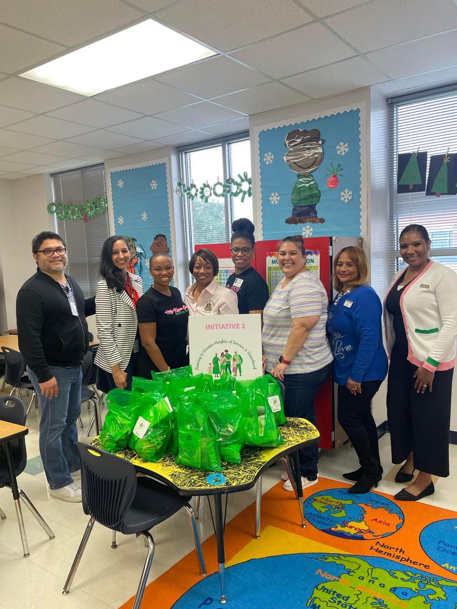 DrShirleyRoseGi's tweet image. 12/13/22 - My Kappa Omega Chapter of Alpha Kappa Alpha, Inc is working collaboratively with FBISD Community Partnerships to provide 30 CHIPP meals to EA Jones students for the weekend.  Thank you Mu Kappa Omega! #MuKappaOmega #vote4shirley