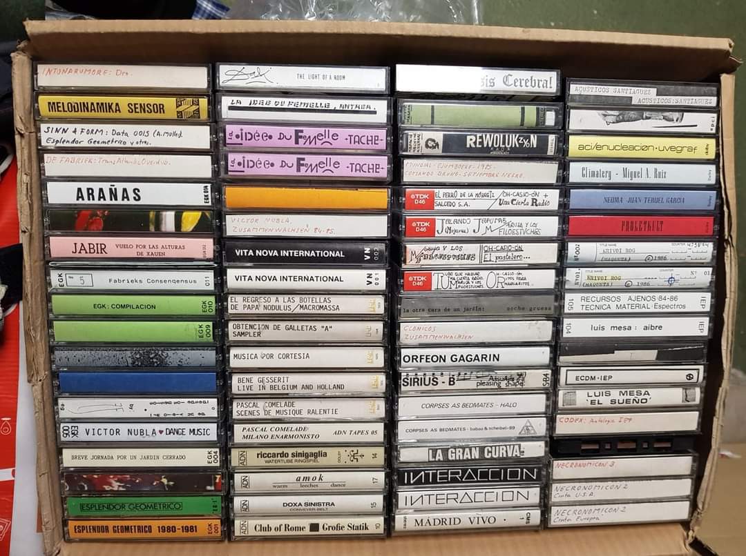 ¡dios mío, ha aparecido una caja de El Club de los Ruidos! De Esplendor Geometrico a Juan Teruel, Víctor Nubla, Orfeón Gagarin, Luis Mesa.... Andres Noarbe ¡Qué maravilla, he sentado al destino en una silla!