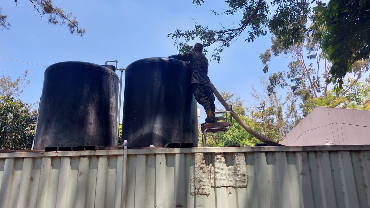 FFAAHN's tweet photo. #ProyecciónSocial
Las #FFAA, a través del Ejército, llevó a cabo hoy miércoles una acción social, al abastecer con agua la clínica periférica #CLIPER ubicado en la colonia El Sitio de Tegucigalpa, a beneficio de los pobladores que hacen uso de este centro de salud. https://t.co/mpBg8sMDQ6