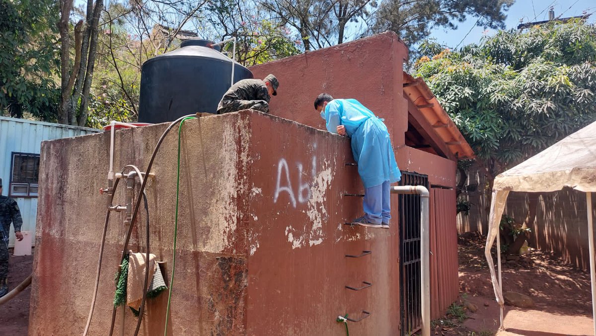 FFAAHN's tweet photo. #ProyecciónSocial
Las #FFAA, a través del Ejército, llevó a cabo hoy miércoles una acción social, al abastecer con agua la clínica periférica #CLIPER ubicado en la colonia El Sitio de Tegucigalpa, a beneficio de los pobladores que hacen uso de este centro de salud. https://t.co/mpBg8sMDQ6
