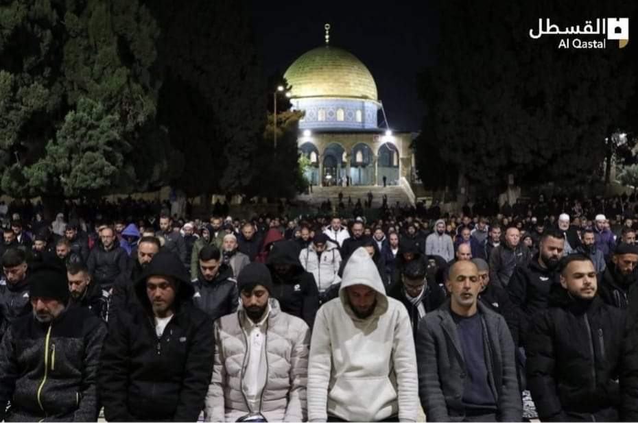 Bakiyaslan's tweet photo. "Komutanı Muhammed olan bir Ümmet asla boyun eğmez."
Tüm baskılara rağmen, binlerce Müslüman Mescidi Aksa'da teravih namazı kıldı..☝️☝️☝️
#mescidiaksayasahipcik https://t.co/3sACIgmz1e