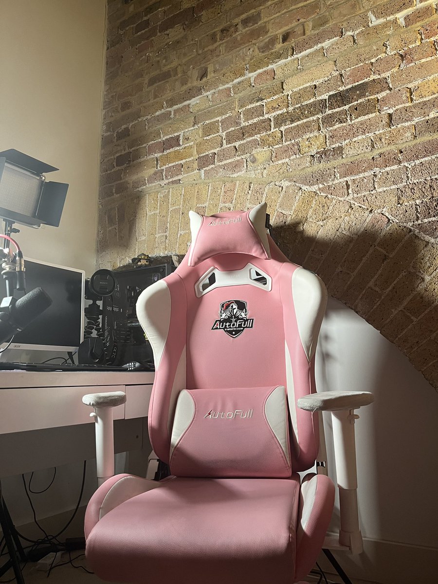 CalDoesLife's tweet photo. @Memeulous I have the literal chair you were gifted in eboys secret santa https://t.co/CV6tDvfm04