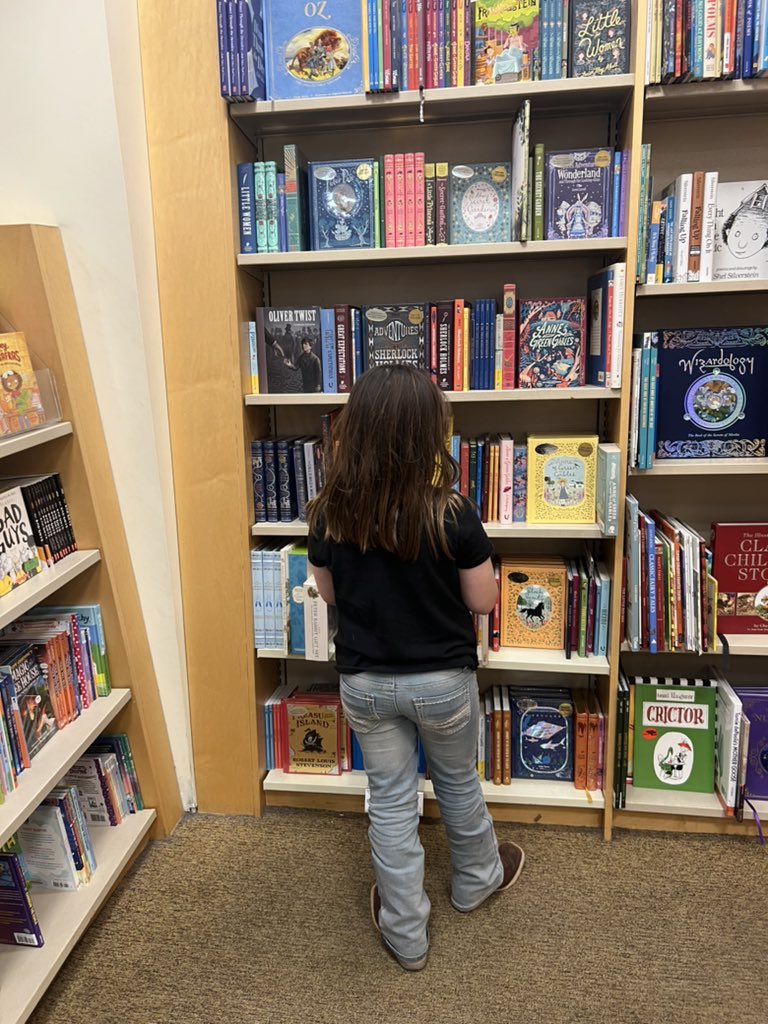 Two of our Mighty Oaks won a Barnes and Noble Date with Principal Emily for their hard work in our Read-a-Thon! Congratulations, Sawyer and Eisley! #hookeroakrocks #MightyOakSTRONG
