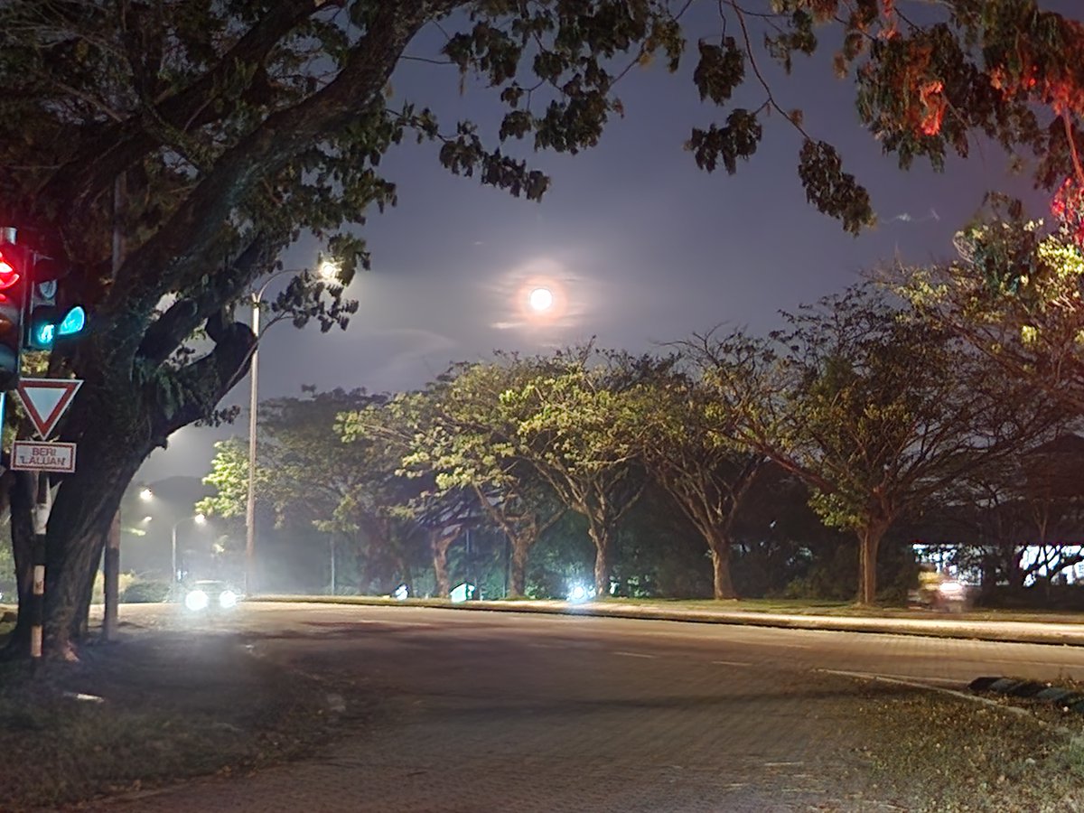 ngbenglean's tweet photo. Mr Moon shines brightly this morning, may all beings be blessed with the light of wisdom and compassion! https://t.co/XTod3BzNPj