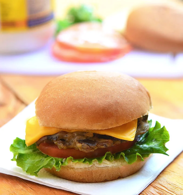 RandomDoorsBot's tweet photo. A-60 has offered you to eat burger with them, do you accept? https://t.co/XjNDpiAuIB