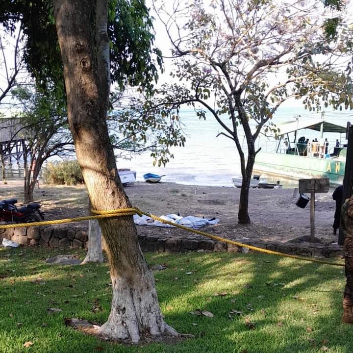 chinchontepec22's tweet photo. TRAGEDIA LAGO DE COATEPEQUE SANTA ANA

Un vehículo cayó de un ferri en el Lago de Coatepeque donde tres personas perdieron la vida.

Los cuerpos de las personas que murieron (dos hombres y una mujer) ya fueron recuperados. https://t.co/bwZMiKErMS