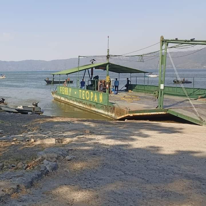 chinchontepec22's tweet photo. TRAGEDIA LAGO DE COATEPEQUE SANTA ANA

Un vehículo cayó de un ferri en el Lago de Coatepeque donde tres personas perdieron la vida.

Los cuerpos de las personas que murieron (dos hombres y una mujer) ya fueron recuperados. https://t.co/bwZMiKErMS