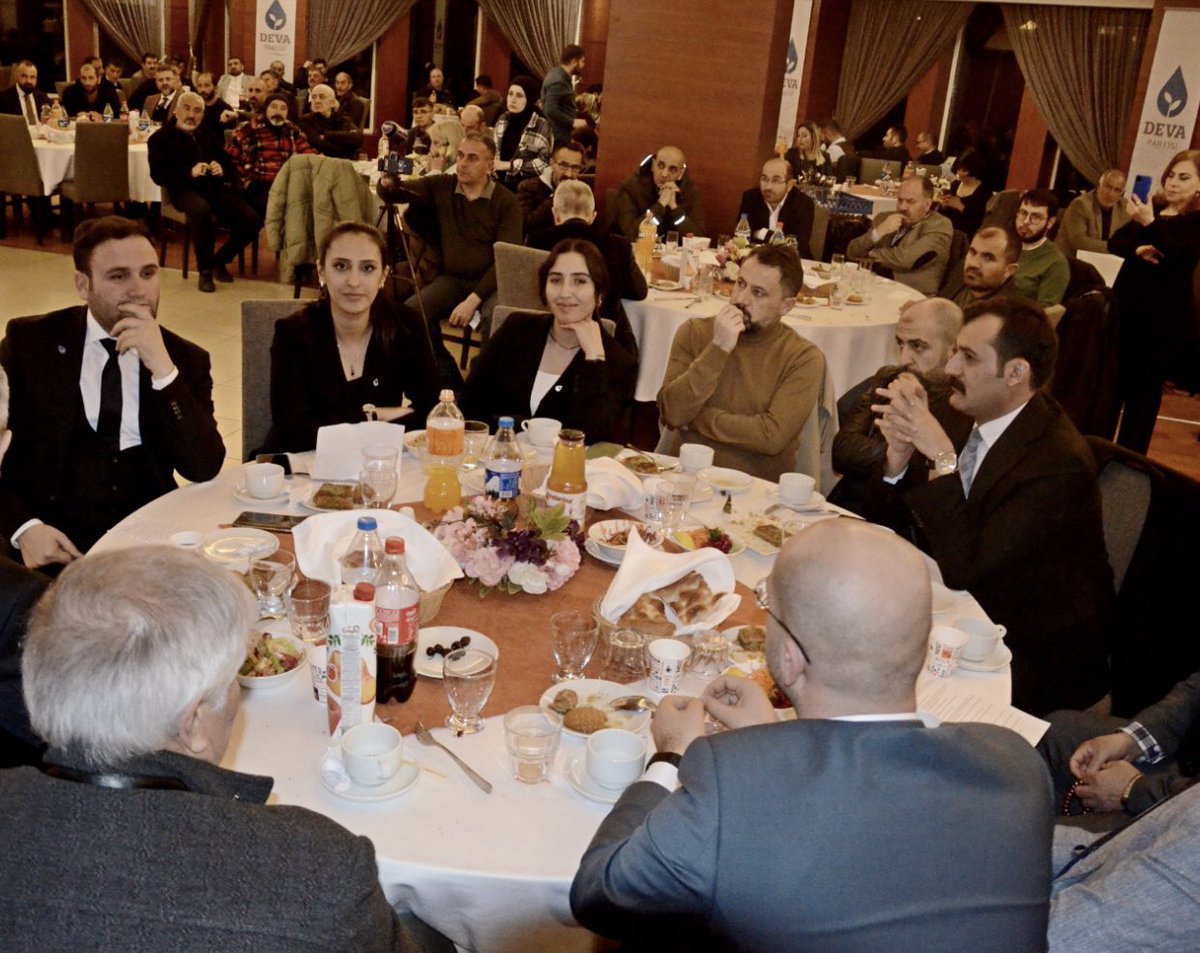 AziziyeDeva's tweet photo. Erzurum Deva Partisi Aday adayların tanıtımı programından.🌱💧
Biz inanıyoruz ki 15 Mayıs ülkemize yeni bir sayfa açtıracaktır. 
@alibabacan @BingolVahit @EmreokumusE @AvOsmanAYDIN @AvZunguldak @simanurkurt @erzurumkadinda #devaişbaşında https://t.co/zTDKM20TLQ