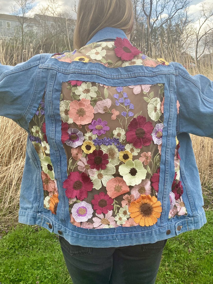 chloenoomfs's tweet photo. can we cause a little commotion for the jacket 😻 https://t.co/ZtqRI3Eb4N