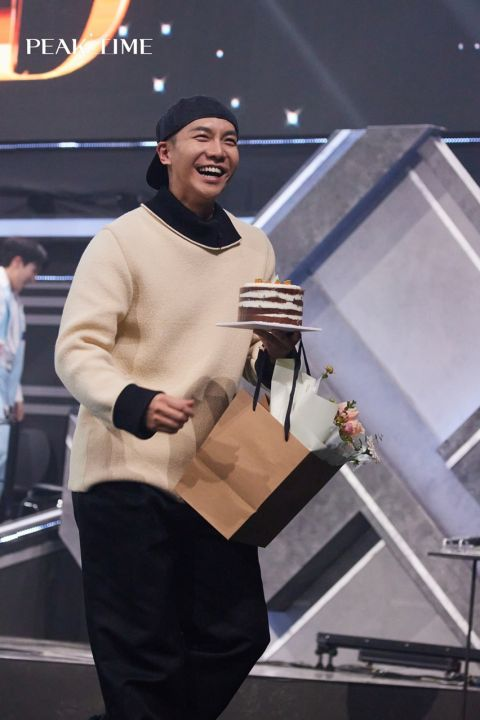 lee_lee033's tweet photo. The day of Peak Time 2nd round of recording happened to be #LeeSeungGi's birthday (January 3rd), the producer first asked Lee Seung Gi to record something more, it turned out that it was to celebrate his "emperor" birthday. 

https://t.co/kdt59Gv1cU https://t.co/BoVHHm8rFr