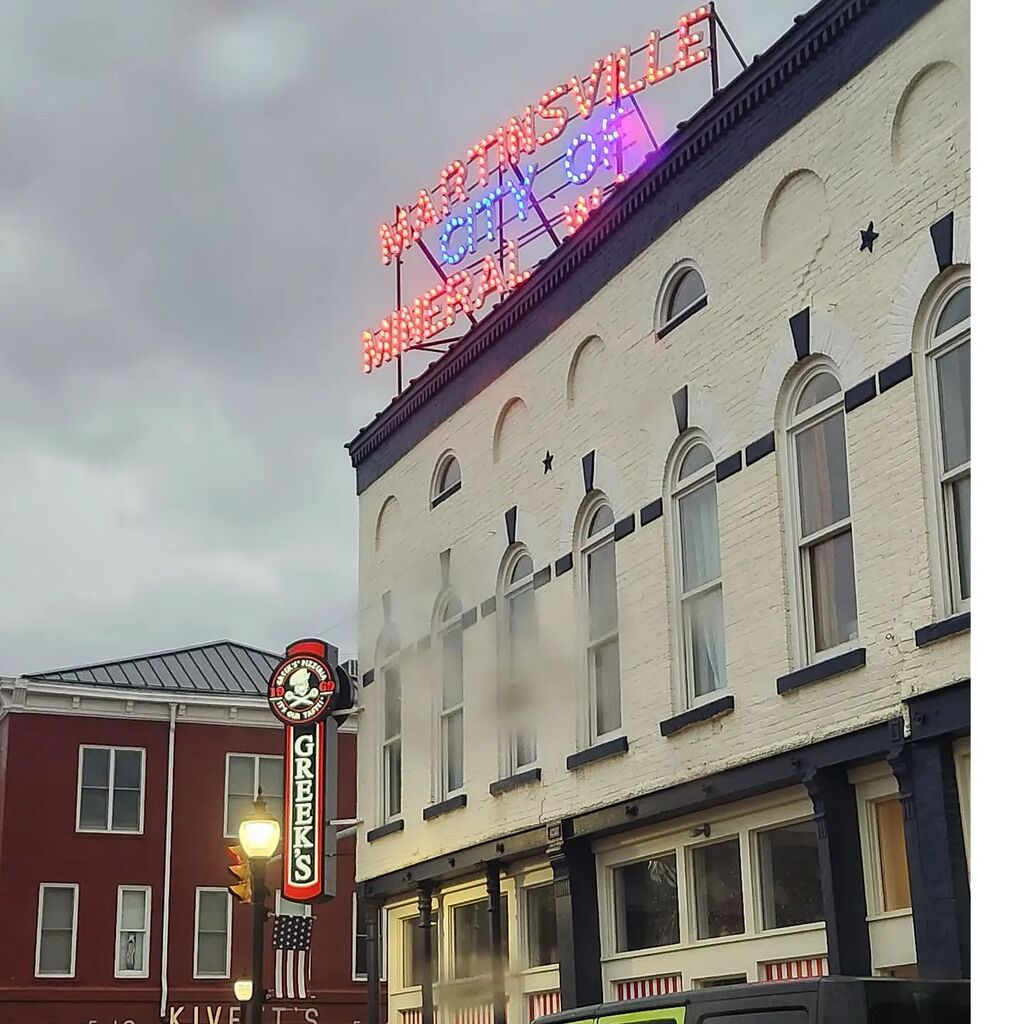 The storms have passed and the next few days look like 🌸SPRING🌸 is here with temps in the 60s and partly cloudy skies. Get outside, take a deep breath, and relax... maybe take a walk around Downtown Martinsville, or indulge in a movie (or two!) at th… instagr.am/p/Cqq-0-IuoD8/