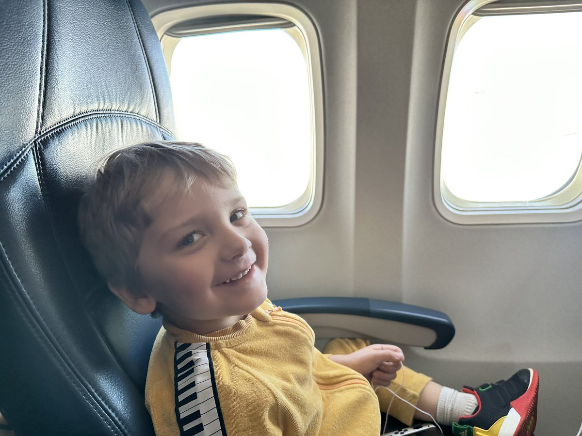 Favorite time of year to fly, everything under a dusting of snow. Always reminds me of <a href="/flight404/">Robert Hodgin</a> Ancient Courses of Fictional Rivers artblocks.io/collections/cu…

And the most adorable travel companion 💛