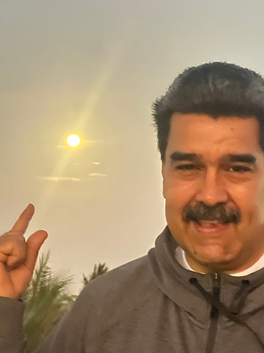 ¡Aquí con la luna llena! Recibiendo las bendiciones del cielo que nos trae las buenas nuevas de felicidad y esperanza para nuestro pueblo.