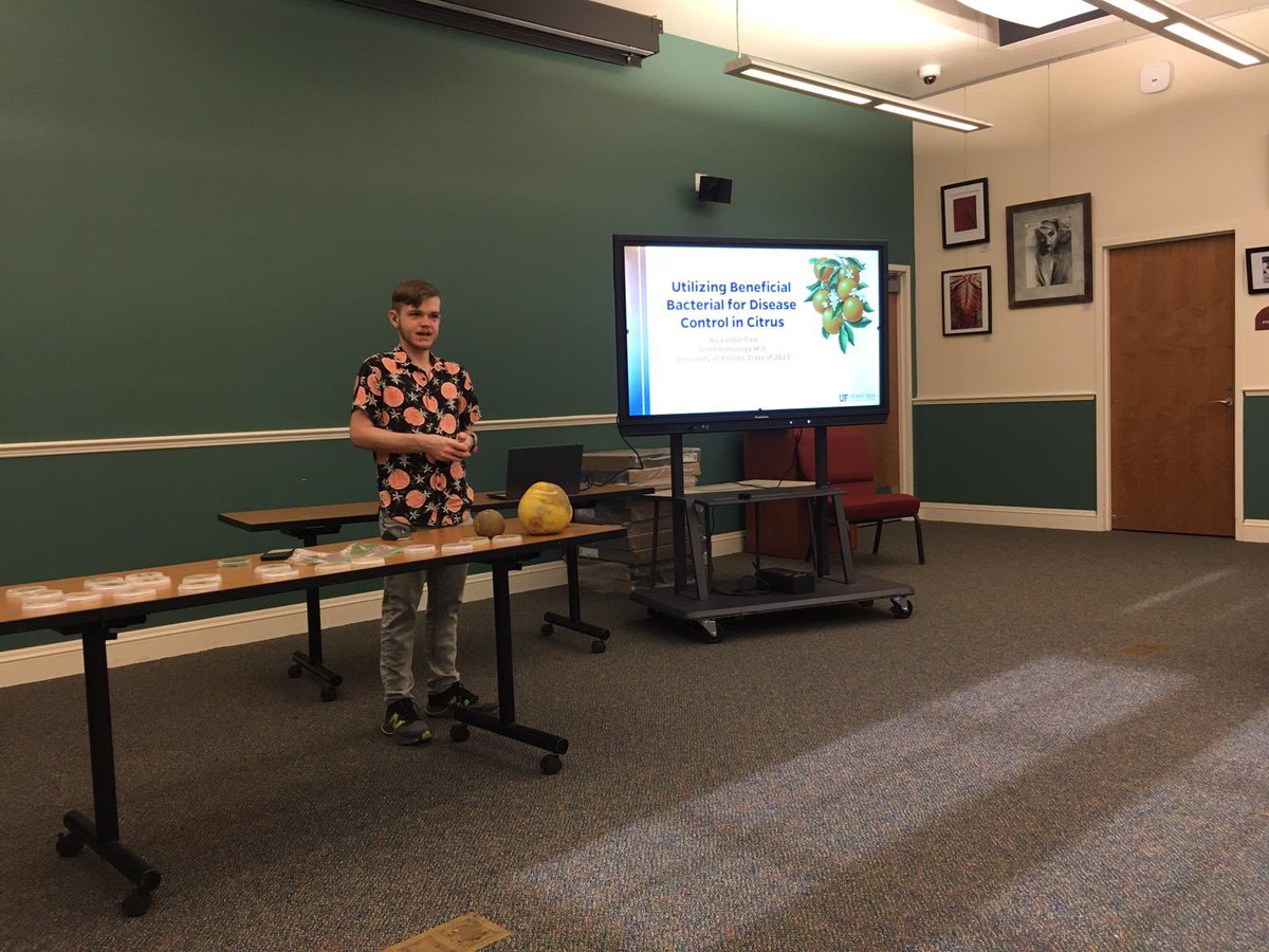 Yesterday @AlexCFast gave a seminar at the Haines city library about beneficial bacteria and disease control in citrus. This is a great way to connect with the local community and share the research done at <a href="/UFIFASCitrusREC/">UF/IFAS Citrus REC</a> <a href="/CREC_GSO/">CREC Graduate Student and PostdoctoralOrganization</a> 🍊 🔬