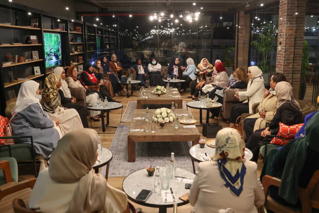 NajlaElmangoush's tweet photo. تمر المرأة خلال حياتها بمراحل انتقالية صعبة، والعبور من مرحلة إلى أخرى ليس سهلًا كما قد يبدو، إذ تحتاج الكثير من الدعم.
المرأة القوية قادرة على تحدي ظروف الحياة القاسية، لتبقى صامدة طوال الوقت، فهي تصنع سعادتها بنفسها دون انتظار لأحد.
 سعدت بالافطار مع نساء بلادي المبدعات https://t.co/j5Zn9sFuI0