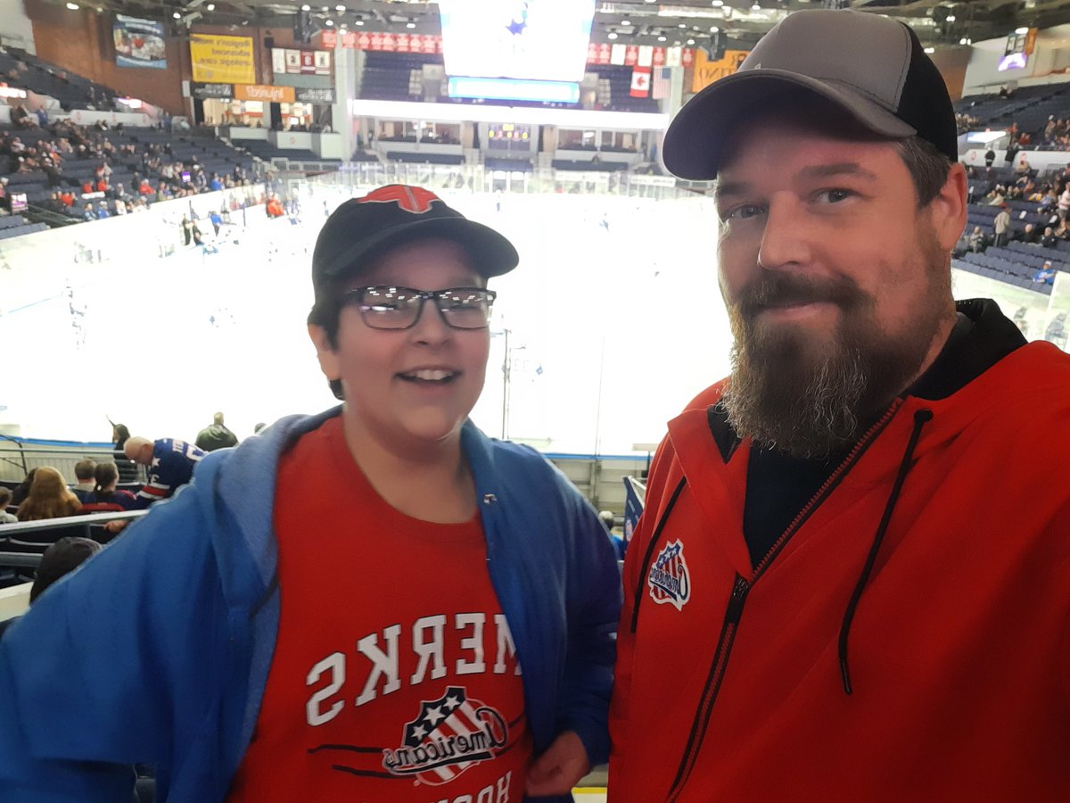 Father son hockey night  let's go ROCHESTER !! <a href="/AmerksHockey/">Rochester Americans</a>  #wellnowselfie